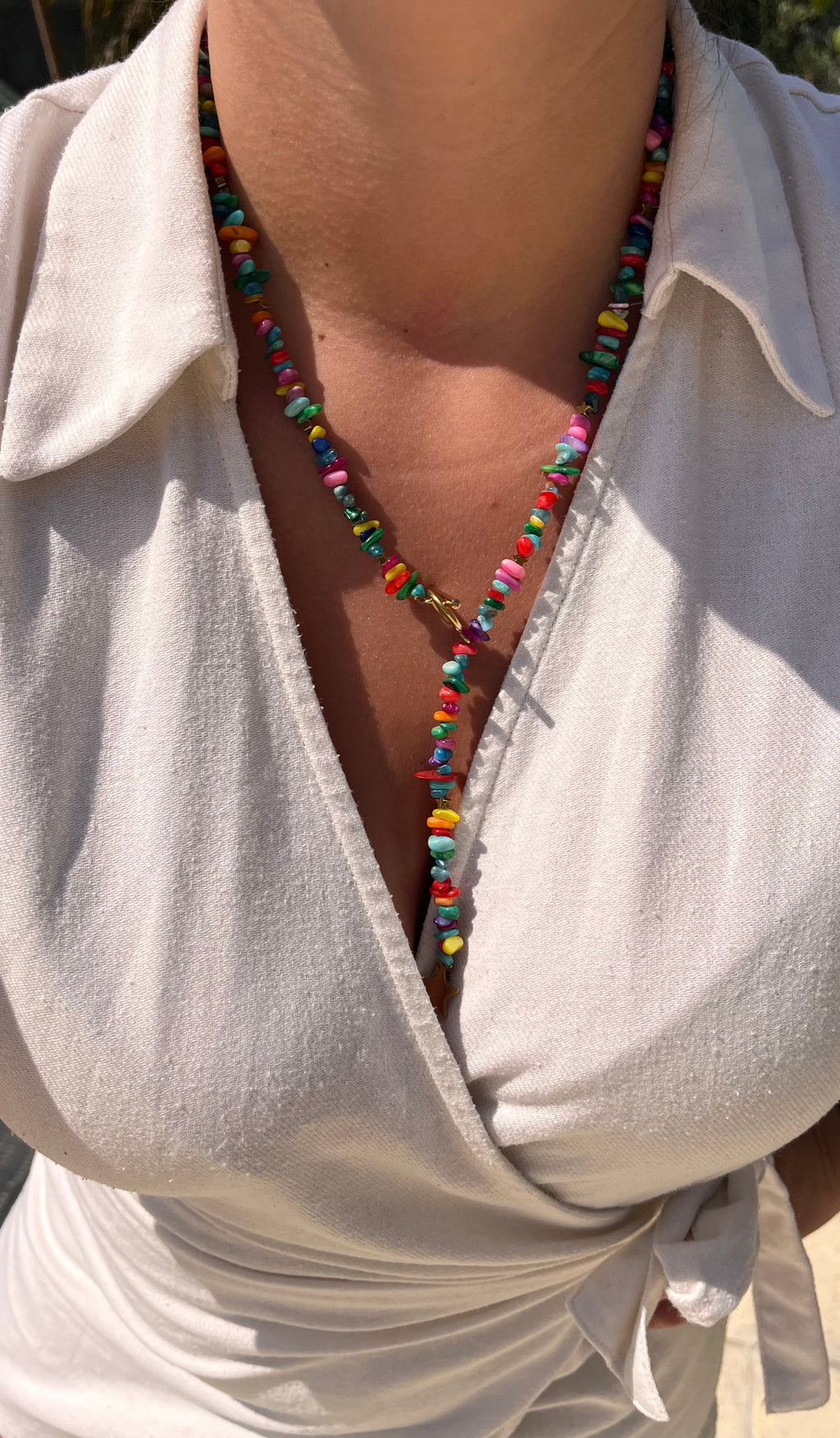 Collier en perles de coquillage multicolores